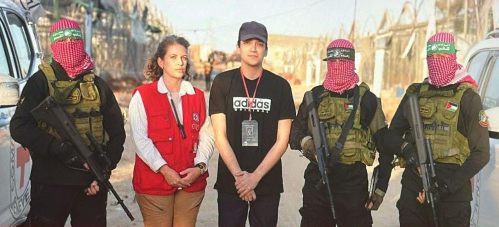 صورة من تسليم ألكساندر من قبل القسام للصليب الأحمر شمال خانيونس