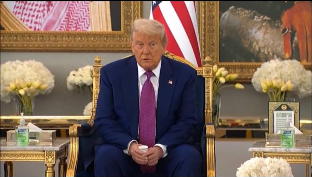 فنجان القهوة الذي أربك البروتوكول.. ترامب يرفض الرشفة في حضرة السعودية