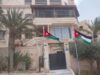رئيس بلدية الزرقاء الكبرى يرفع سارتي العلم الأردني أمام منزله