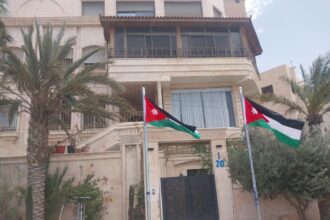رئيس بلدية الزرقاء الكبرى يرفع سارتي العلم الأردني أمام منزله
