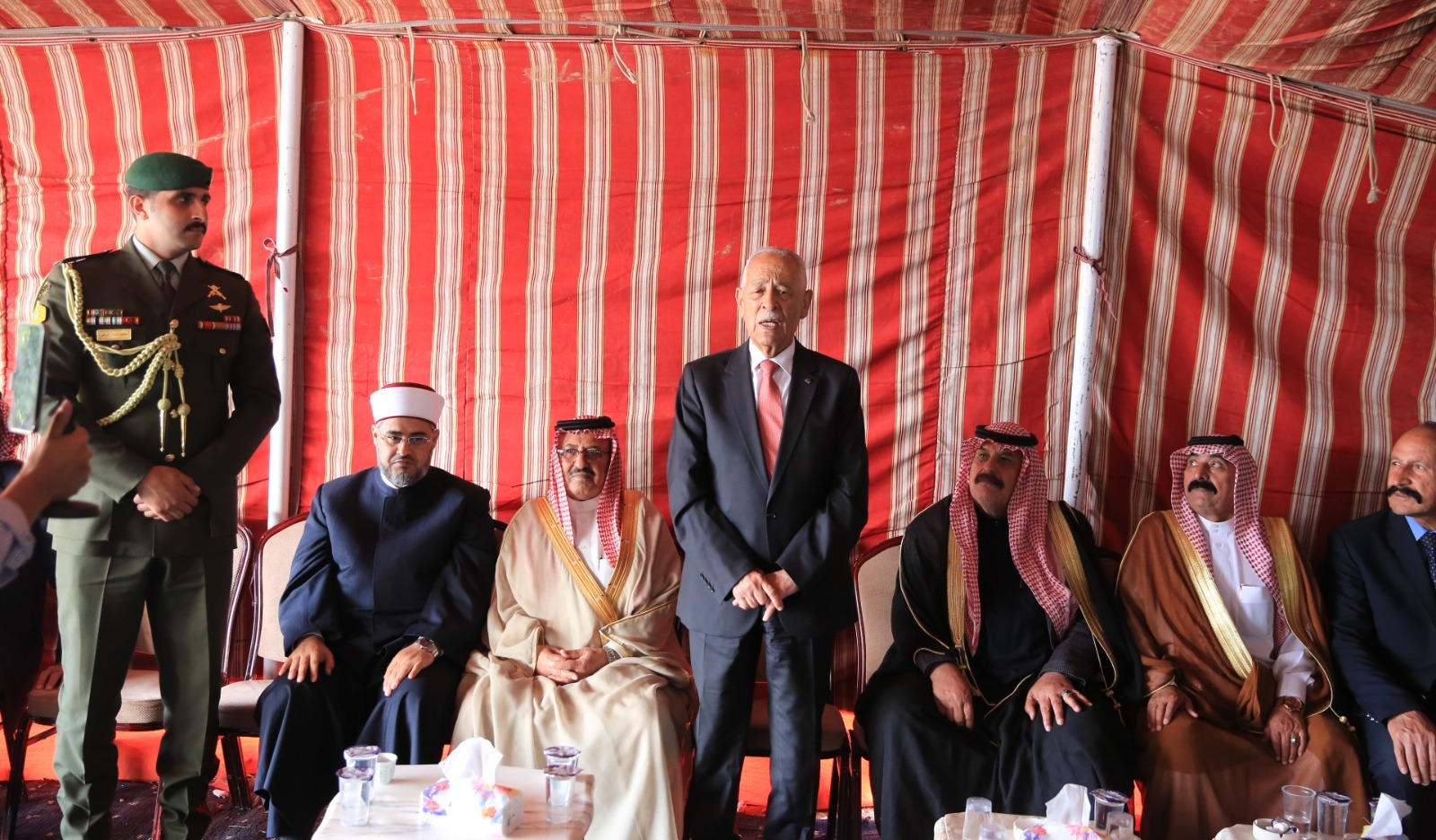 مندوبا عن الملك وولي العهد...العيسوي يعزي عشيرتي أبو رمان والفاعوري