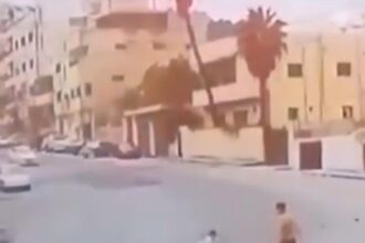 بدون سبب.. 4 شباب يعتدون على حدث في وادي السير( فيديو)