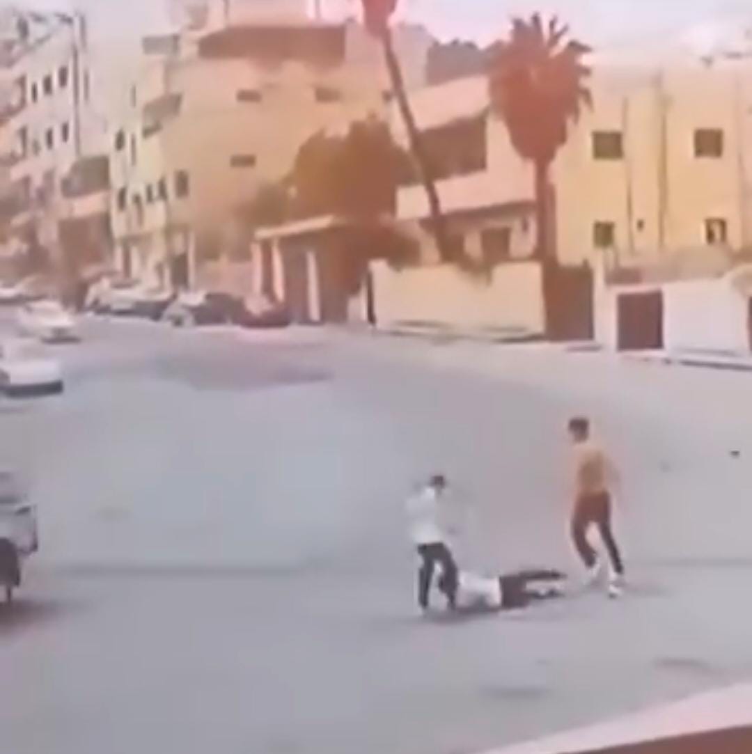 بدون سبب.. 4 شباب يعتدون على حدث في وادي السير( فيديو)