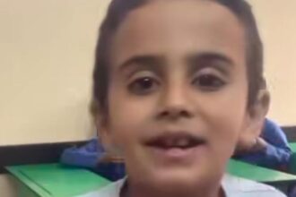 "بدي أعزم أهلي على صدر منسف".. طفل يحتفل بأسهمه المدرسية بطريقته الخاصة