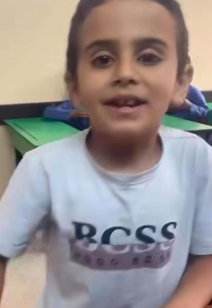 "بدي أعزم أهلي على صدر منسف".. طفل يحتفل بأسهمه المدرسية بطريقته الخاصة