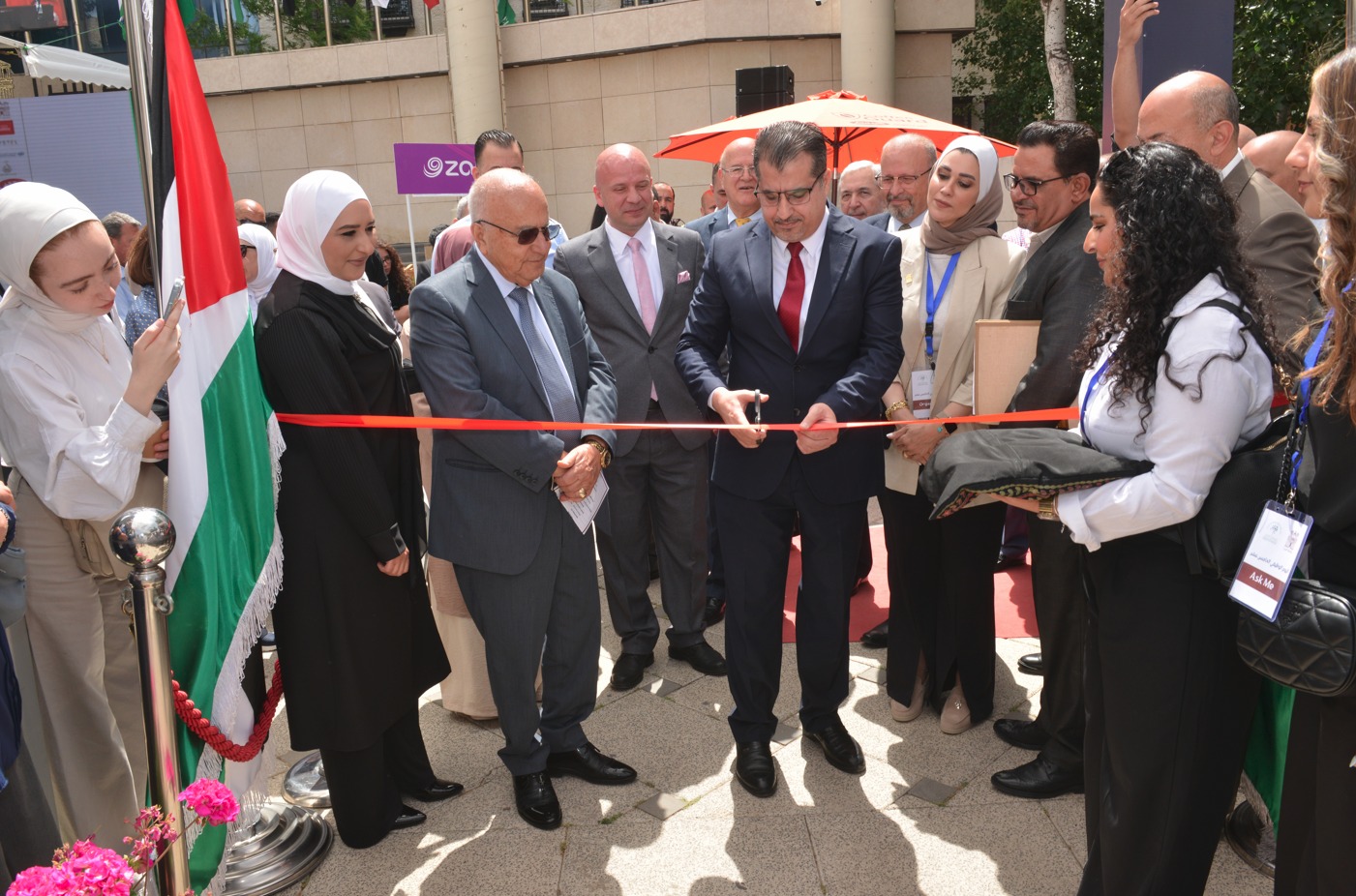 صورة حول : رئيس جامعة البترا يفتتح فعاليات اليوم الوظيفي الخامس عشر بمشاركة أكثر من 50 شركة ومؤسسة أردنية وأكثر من 300 فرصة عمل رئيس جامعة البترا يفتتح فعاليات اليوم الوظيفي الخامس عشر بمشاركة أكثر من 50 شركة ومؤسسة أردنية وأكثر من 300 فرصة عمل