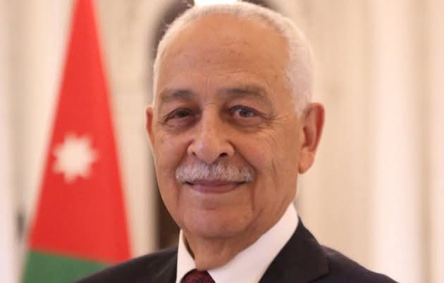 العيسوي ينقل تمنيات الملك وولي العهد للطراونة بالشفاء العاجل