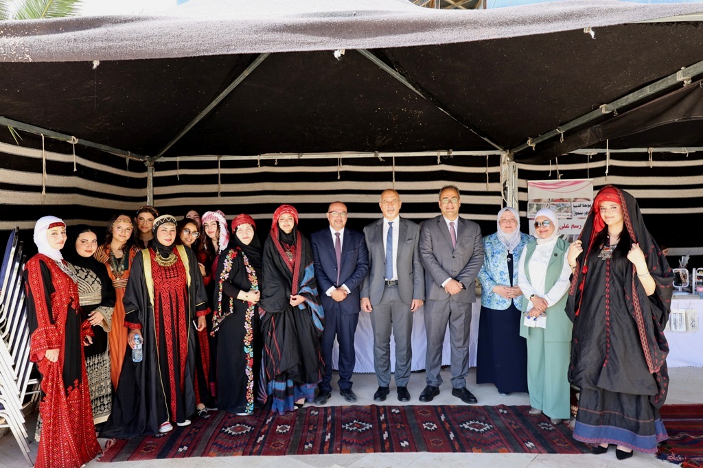 صورة حول : معرض المنتجات المحلي الثاني 2025 في عمان الاهلية معرض المنتجات المحلي الثاني 2025 في عمان الاهلية