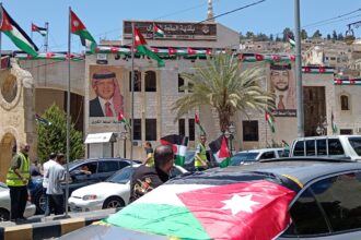 بلدية السلط الكبرى توزع 5000 علم وشعار الاستقلال الـ79 في احتفال وطني