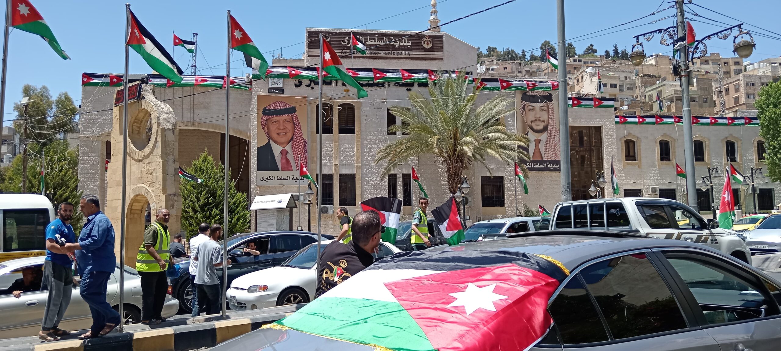 بلدية السلط الكبرى توزع 5000 علم وشعار الاستقلال الـ79 في احتفال وطني