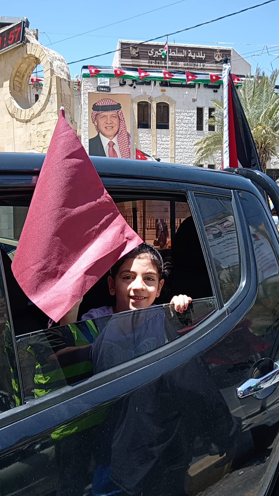 بلدية السلط الكبرى توزع 5000 علم وشعار الاستقلال الـ79 في احتفال وطني