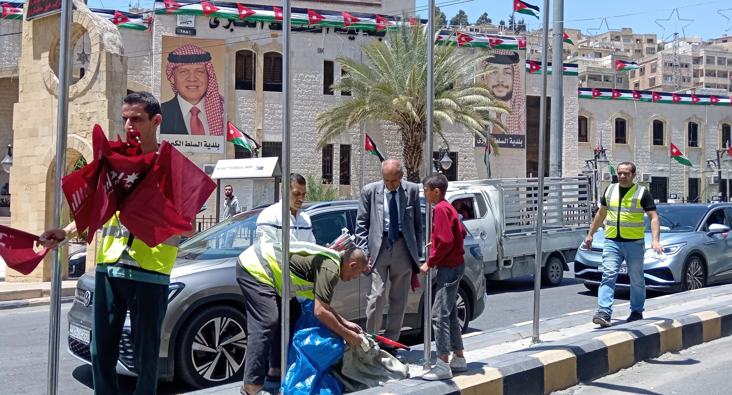 بلدية السلط الكبرى توزع 5000 علم وشعار الاستقلال الـ79 في احتفال وطني