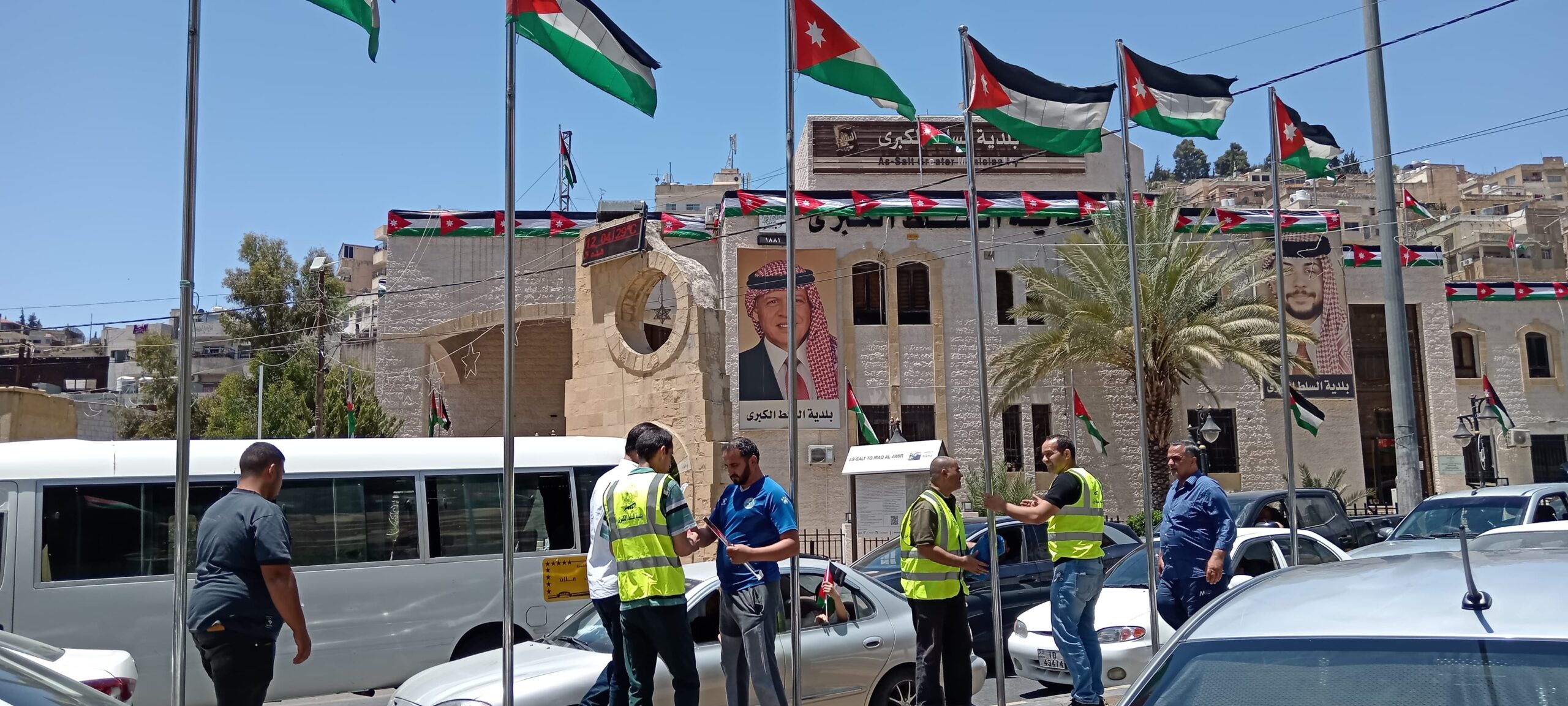 بلدية السلط الكبرى توزع 5000 علم وشعار الاستقلال الـ79 في احتفال وطني