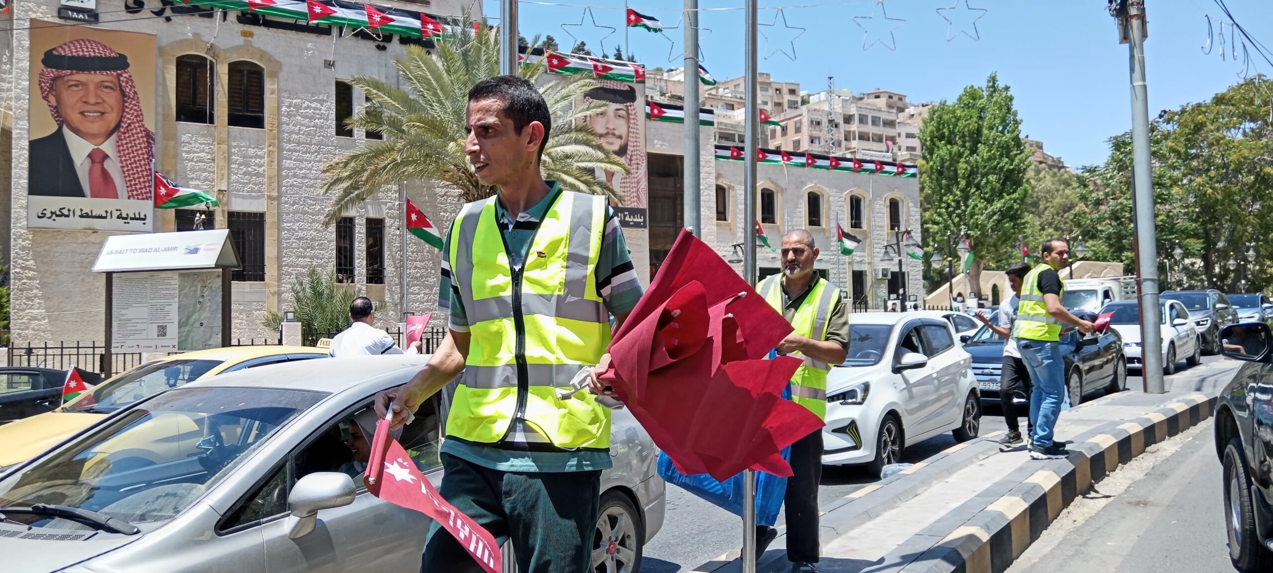 بلدية السلط الكبرى توزع 5000 علم وشعار الاستقلال الـ79 في احتفال وطني