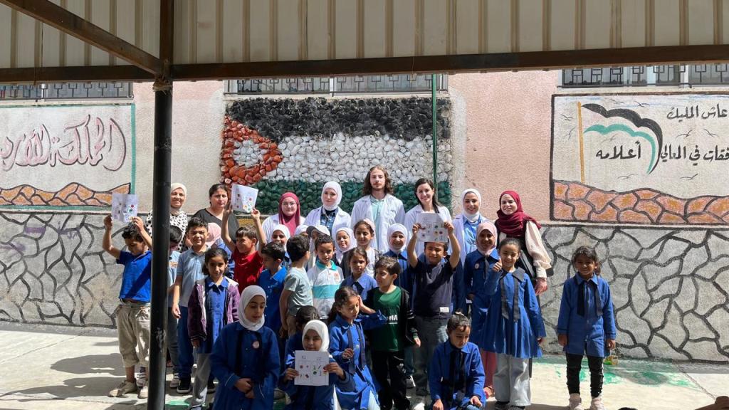 صورة حول : عمان الاهلية تنظم نشاطاً توعوياً بمدرسة البشيري بالسلط حول صحة الفم والاسنان عمان الاهلية تنظم نشاطاً توعوياً بمدرسة البشيري بالسلط حول صحة الفم والاسنان
