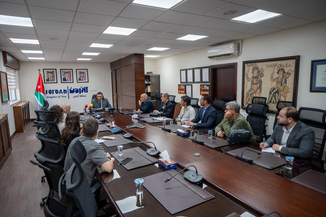 أمين عام وزارة السياحة يلتقي وفدًا صحفيًا إسبانيًا للترويج السياحي للمملكة