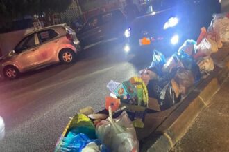 كارثة بيئية في شارع الوطن: نفايات أمام المساجد والفئران تنتشر وسط مناشدات بلا استجابة