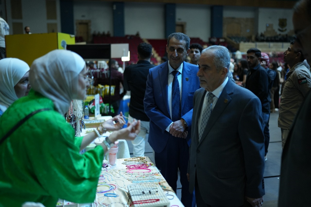 بالصور ... كرنفال احتفالي بهيج في عمان الأهلية بعيد الاستقلال