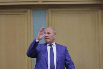 خميس عطية يفتح ملف "تزوير تخليص السيارات" ويخاطب وزير المالية بأسئلة تفصيلية