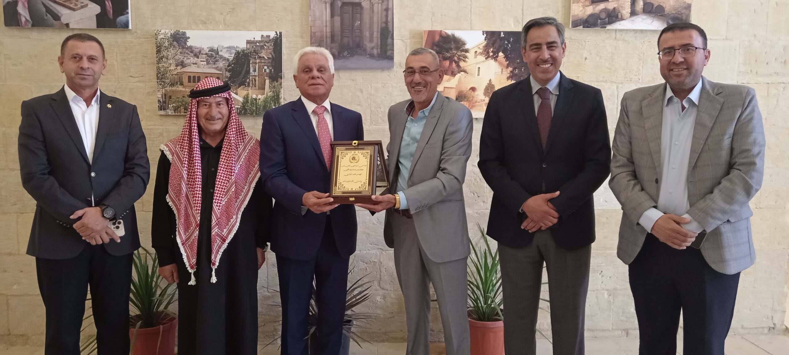 نادي علان يُكرم رئيس بلدية السلط الكبرى تقديراً لدعمه المتواصل للشباب