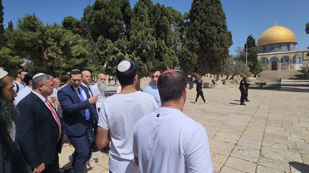 بن غفير يقتحم الحرم القدسي ويصلي لنجاح رئيس "الشاباك" الجديد