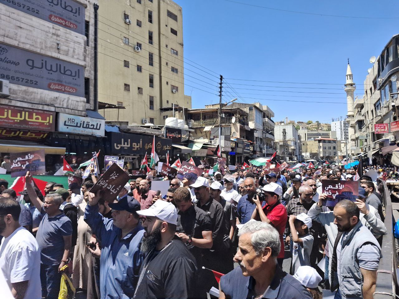 أردنيون في مسيرة حاشدة: "غزة تُباد وتجوع.. والأقصى في خطر"