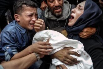 الطبيبة آلاء النجار تفقد تسعة من أطفالها في قصف إسرائيلي استهدف منزلها
