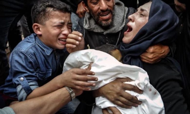 الطبيبة آلاء النجار تفقد تسعة من أطفالها في قصف إسرائيلي استهدف منزلها