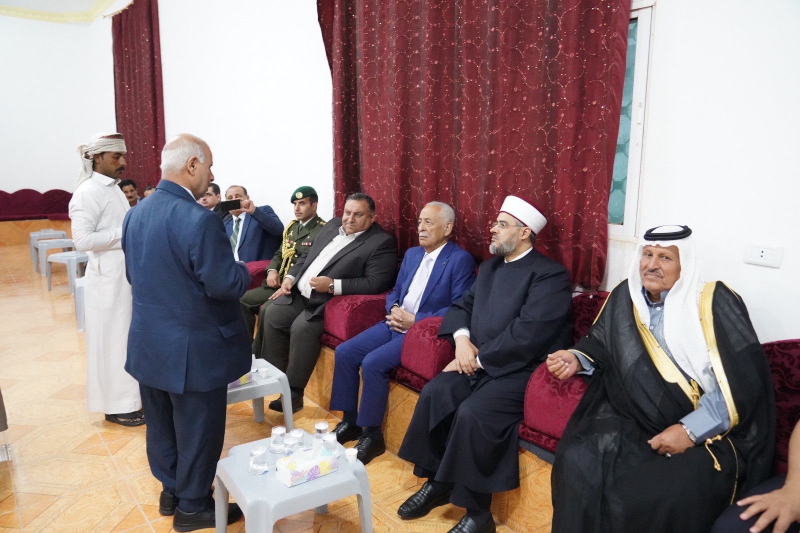 مندوبا عن الملك وولي العهد.. العيسوي يعزي عشائر الزيود وبني خالد والزين