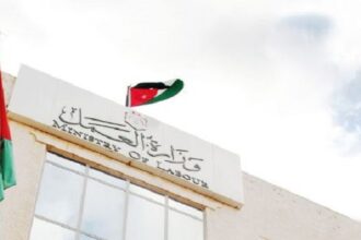 العمل: لا زيادة على إجازة الأمومة حتى الآن