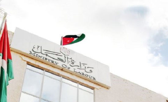 العمل: لا زيادة على إجازة الأمومة حتى الآن