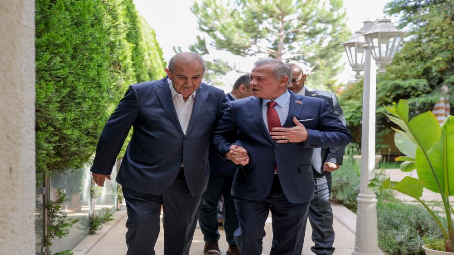 الملك يزور إياد علاوي في منزله معزيا بوفاة نجله