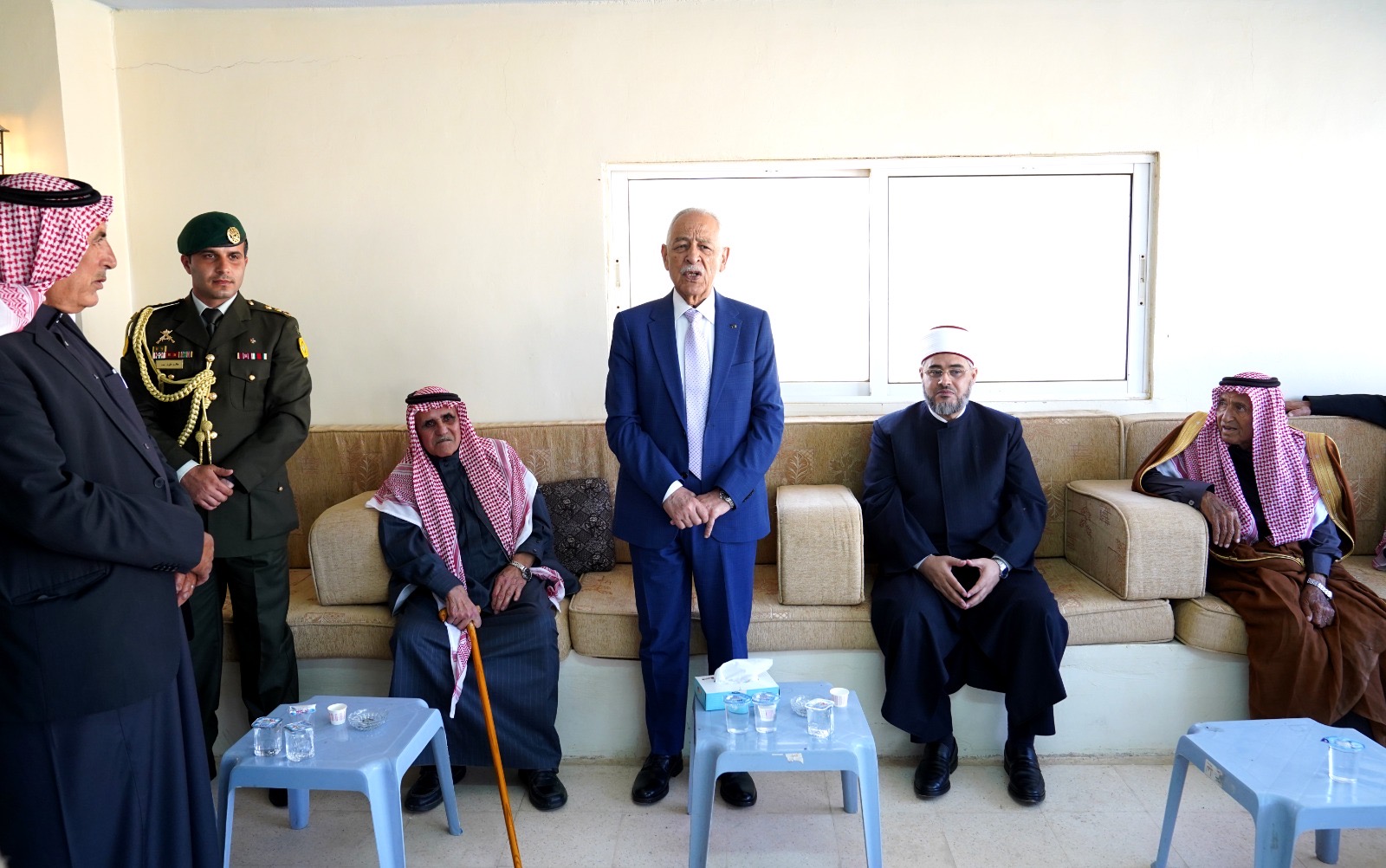مندوبا عن الملك وولي العهد.. العيسوي يعزي عشائر الزيود وبني خالد والزين
