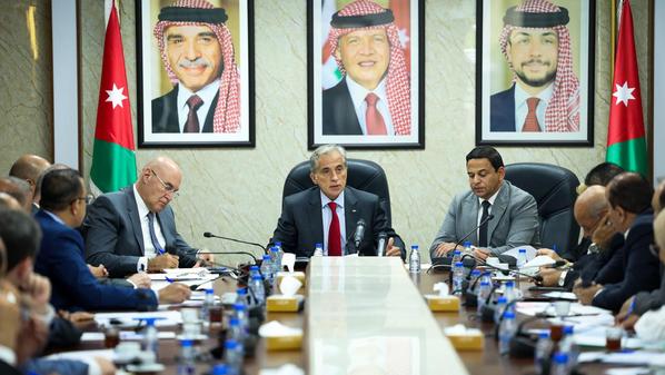 رئيس الوزراء خلال لقائه كتلة عزم النيابية: الحكومة تنظر إلى المسؤوليَّة المجتمعيَّة كنهج مستمرّ يرتبط بأولويَّات ومشاريع
