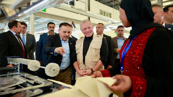 الملك يزور ثلاثة مصانع إنتاجية في مدينة الموقر الصناعية