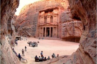 اتفاقية لتعزيز مكانة البترا وسور الصين العظيم على خارطة السياحة العالمية