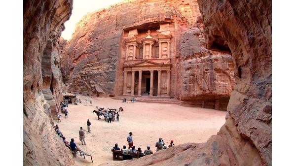 اتفاقية لتعزيز مكانة البترا وسور الصين العظيم على خارطة السياحة العالمية