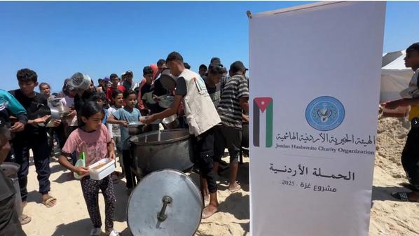 الحملة الأردنية و"الهيئة الخيرية" توزعان وجبات في جنوب غزة