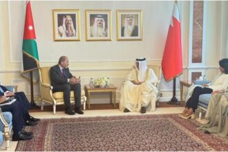 الصفدي يجري مباحثات موسعة مع نظيره البحريني في المنامة