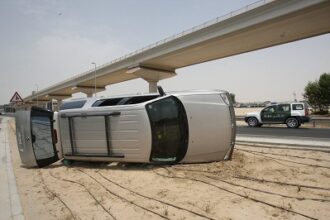 وفاة خمسيني وإصابة سيدة إثر حادث تدهور