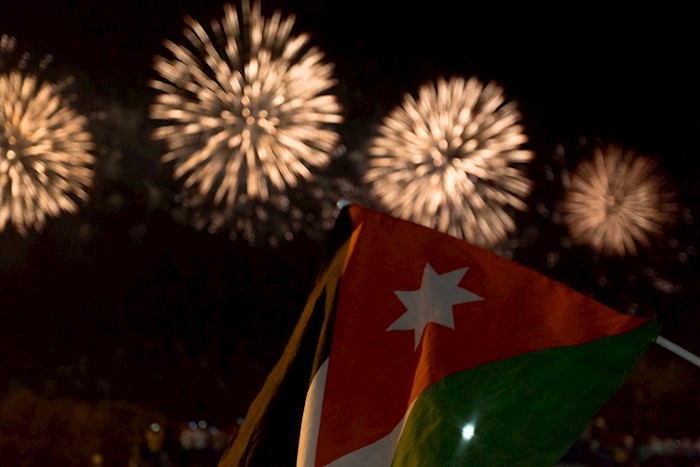 الألعاب النارية تزين سماء المملكة الليلة احتفالا بعيد الاستقلال الـ 79