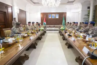 رئيس هيئة الأركان المشتركة يلتقي نظيره السعودي بالرياض