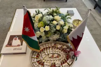 السفارة القطرية تحتفل باستقلال الأردن على طريقتها وتوزع طبقاً بطعم السكر