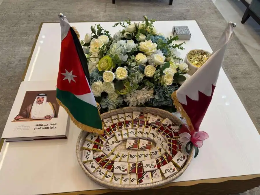 السفارة القطرية تحتفل باستقلال الأردن على طريقتها وتوزع طبقاً بطعم السكر