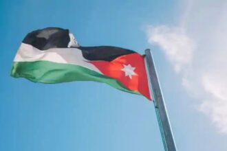 الأجهزة الأمنية تلقي القبض على شابين قاما بإهانة العلم الأردني في عمّان