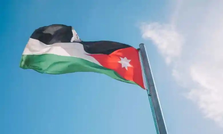 الأجهزة الأمنية تلقي القبض على شابين قاما بإهانة العلم الأردني في عمّان