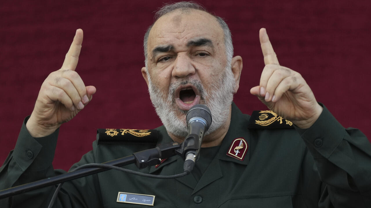 الحرس الثوري الايراني يحذر ويأمر باخلاء المدن