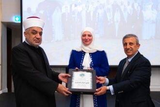 تكريم أول امرأة يتم اختيارها عضوًا بمجمع الفقه الإسلامي العالمي