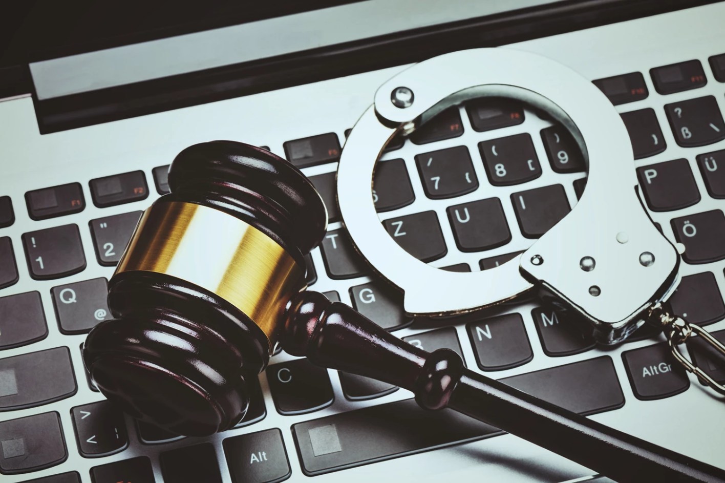 القبض على طبيب أنشأ صفحة وهمية لتشويه قضاة وشخصيات عامة في الأردن