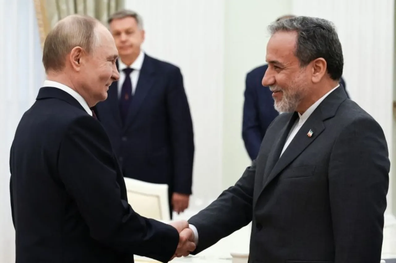 إيران تسلم بوتين رسالة خامنئي بطلبات عسكرية